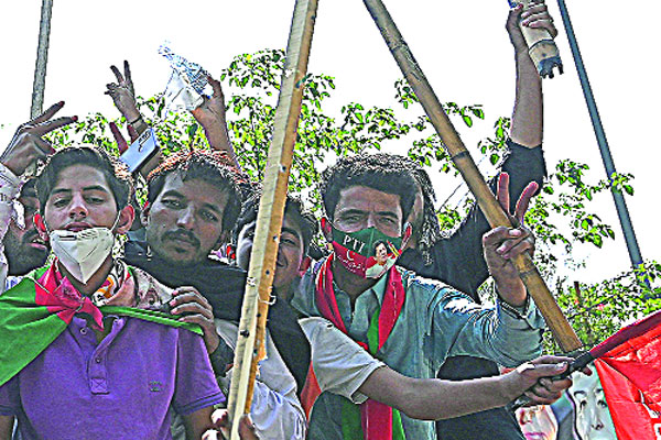 ক্রিকেটই রক্ষা করল ইমরানকে