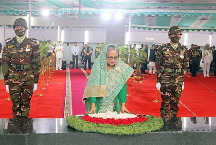 বঙ্গবন্ধুর প্রতিকৃতিতে প্রধানমন্ত্রীর শ্রদ্ধা 