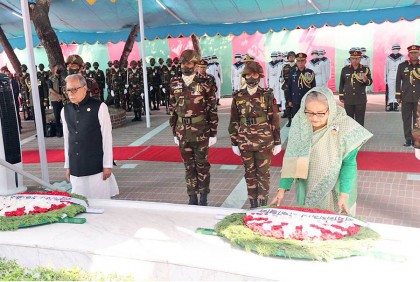 বঙ্গবন্ধুর সমাধিতে রাষ্ট্রপতি-প্রধানমন্ত্রীর শ্রদ্ধা