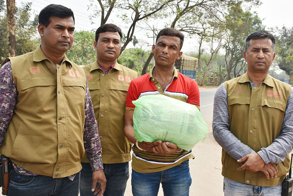 যাত্রীবাহী বাস থেকে গাঁজা উদ্ধার, যুবক আটক
