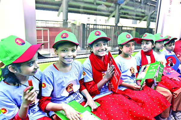 মেট্রোরেলে চড়ল সুবিধাবঞ্চিত শিশুরা