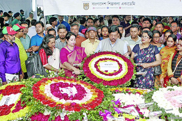 বঙ্গবন্ধুর প্রতিকৃতিতে পুষ্পস্তবক অর্পণ করে শ্রদ্ধা