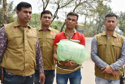 যাত্রীবাহী বাস থেকে গাঁজা উদ্ধার, যুবক আটক
