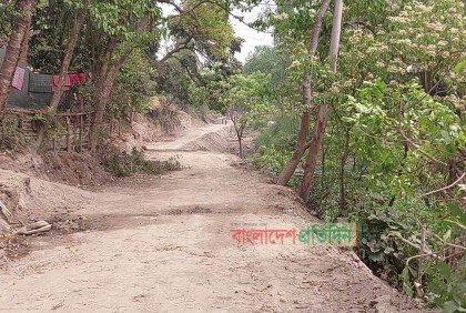 ৫০ বছরে জনপ্রতিনিধিদের আশ্বাসেও হয়নি রাস্তা, অবশেষে হচ্ছে স্বেচ্ছাশ্রমে 