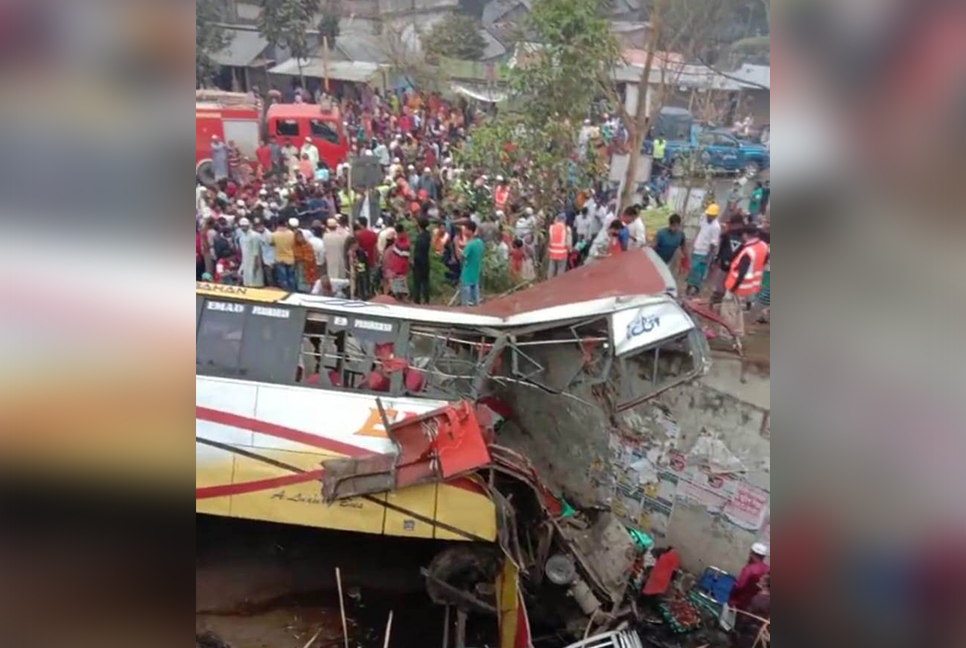 মাদারীপুরে পদ্মা সেতুর এক্সপ্রেসওয়েতে নিয়ন্ত্রণ হারিয়ে বাস খাদে, নিহত ১৭
