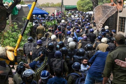 ইমরান খানের বাড়ি থেকে গুলি, পেট্রোল বোমা উদ্ধারের দাবি পুলিশের