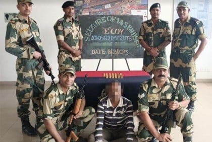 পেট্রাপোল স্থলবন্দর সীমান্তে ট্রাক থেকে ৪০ স্বর্ণের বার উদ্ধার