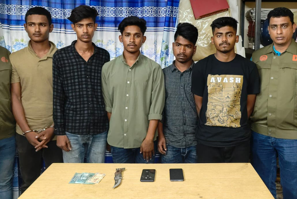 পর্যটককে ছুরিকাঘাত করে ছিনতাই,  ডিবির জালে পাঁচ ছিনতাইকারী