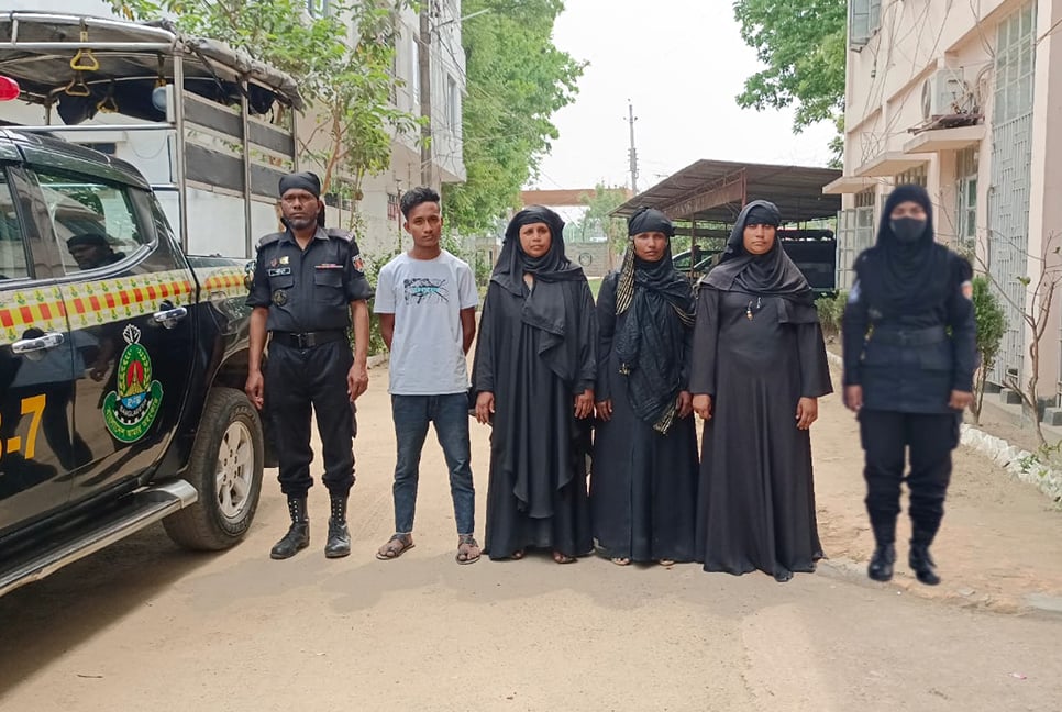 ইয়াবা পাচার, মা ছেলেসহ চার কারবারি আটক