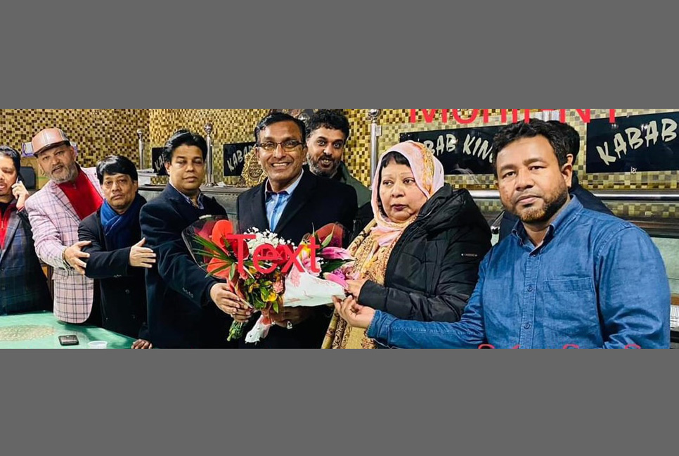 ফুলেল শুভেচ্ছায় আন্দোলনের সংকল্প

