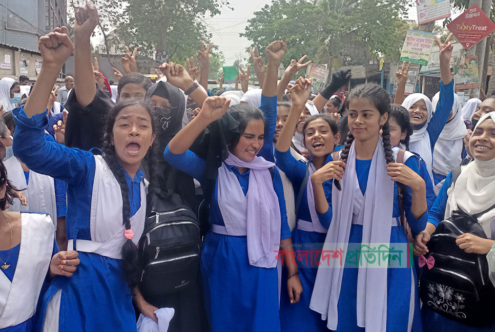 ধামরাইয়ে স্কুলে ক্লাস না করানোর প্রতিবাদে শিক্ষার্থীদের বিক্ষোভ