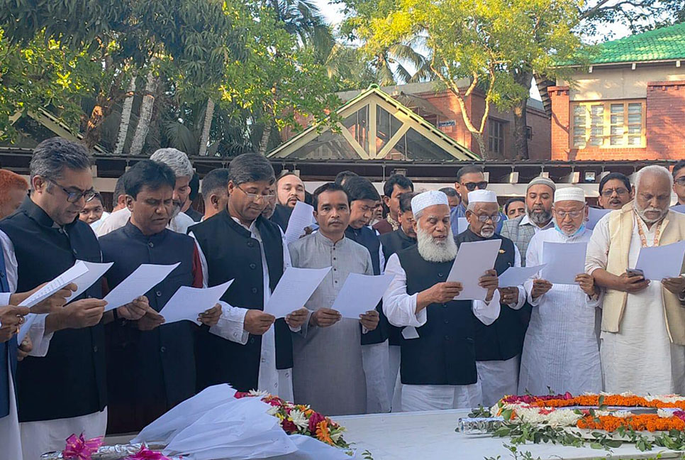 বঙ্গবন্ধুর সমাধিতে সিরাজগঞ্জ জেলা আওয়ামী লীগের শ্রদ্ধা  
