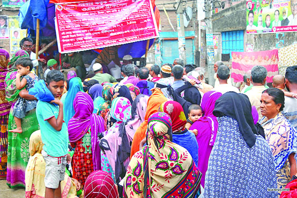 ওএমএসের চাল ও আটা সংগ্রহ করতে সাধারণ মানুষের উপচে পড়া ভিড়