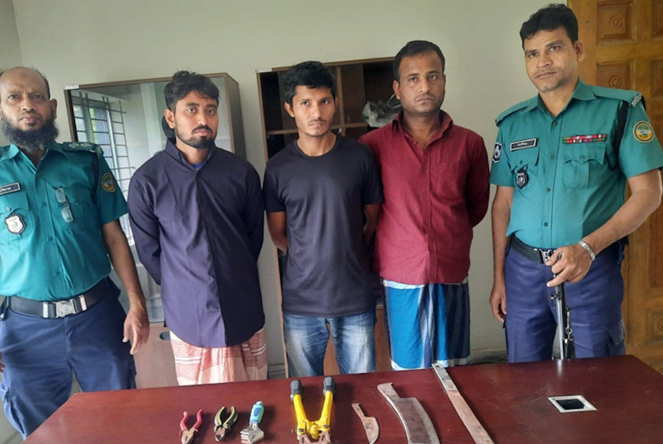 বরিশালে ডাকাতির প্রস্তুতিকালে দেশীয়
অস্ত্রসহ আটক ৩