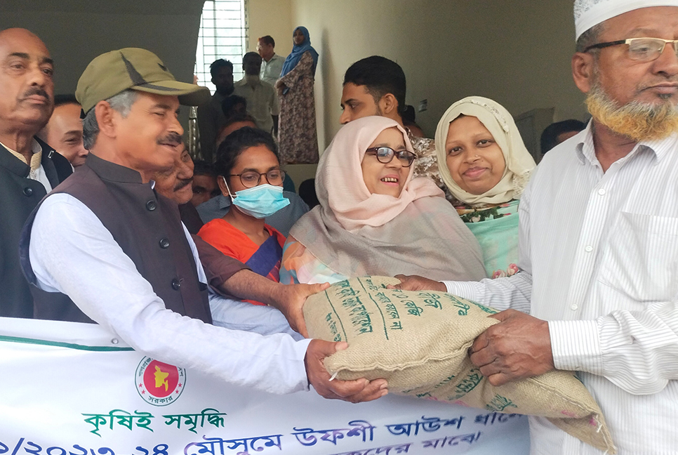 নলছিটিতে প্রান্তিক কৃষকদের মাঝে বিনামূল্যে বীজ ও সার বিতরণ