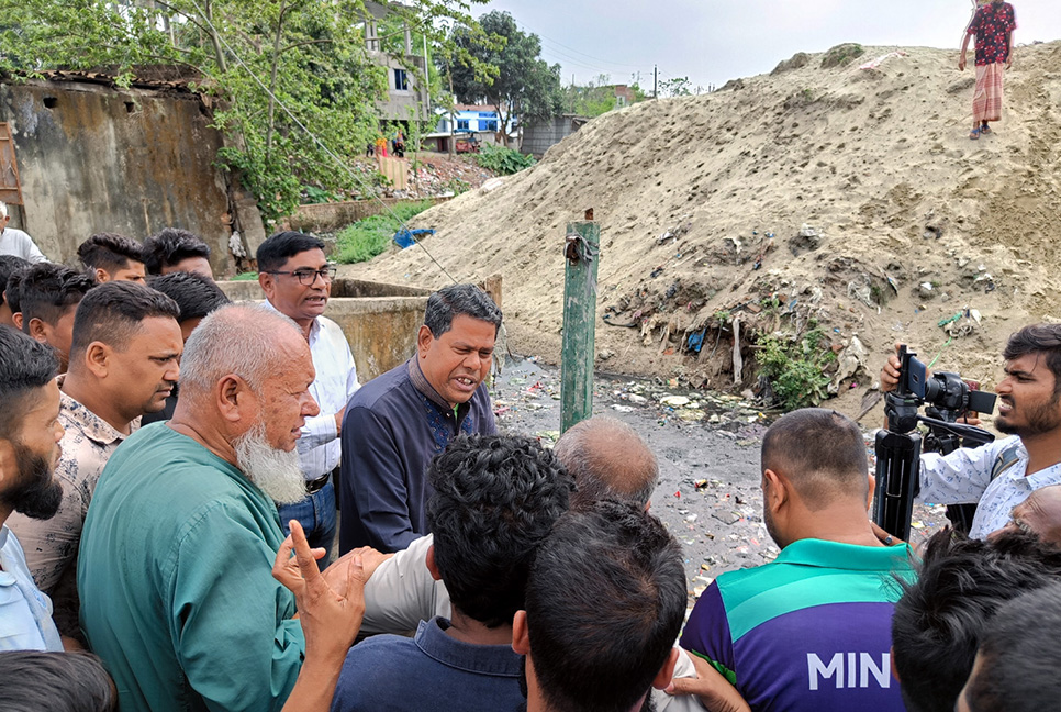 দিনাজপুরে পানি নিষ্কাশনের দাবিতে মানববন্ধন ও বিক্ষোভ 