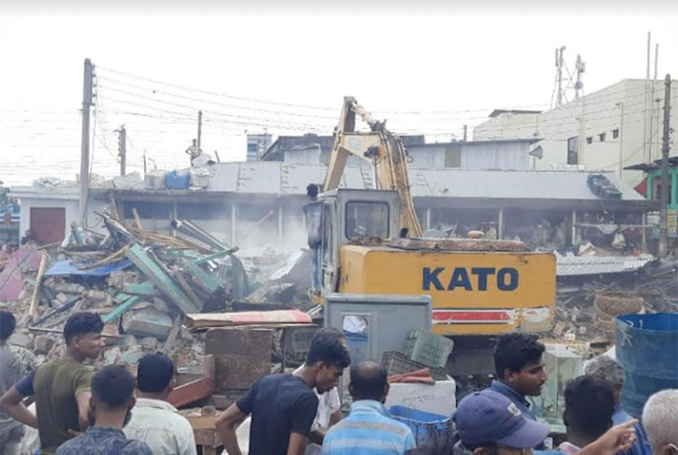 বরগুনায় খাকদোন নদের তীরে অবৈধ স্থাপনা উচ্ছেদ