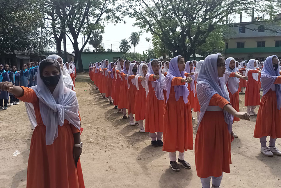 কুমিল্লায় শিক্ষার্থীরা শপথ করলেন নিরাপদ ইন্টারনেট ব্যবহারে 