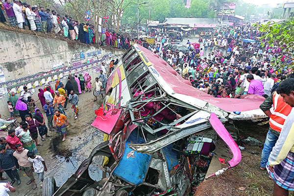অরক্ষিত সড়কে বেপরোয়া পরিবহন