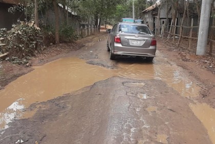 সখীপুরে সড়কজুড়ে খানাখন্দ, জলাবদ্ধতা 