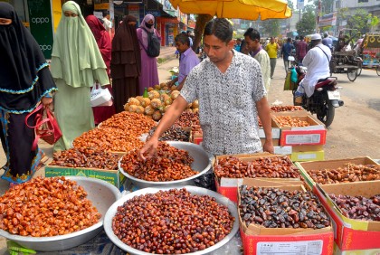 বগুড়ায় বেড়েছে খেজুরের দাম