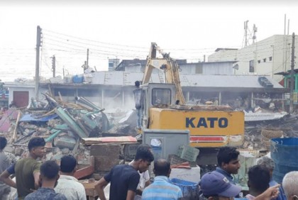 বরগুনায় খাকদোন নদের তীরে অবৈধ স্থাপনা উচ্ছেদ