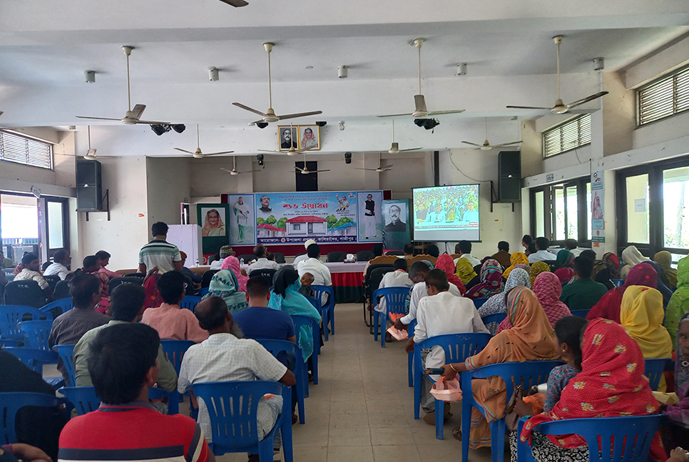 কালিয়াকৈরে ভূমিহীন ও গৃহহীনদের মাঝে ঘর হস্তান্তর