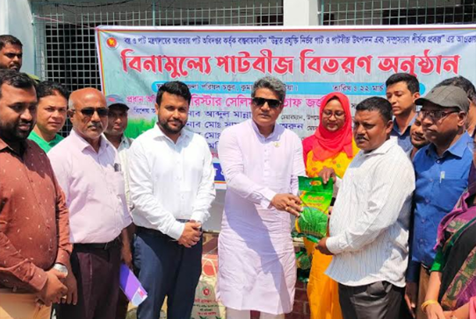 কুমারখালীতে কৃষকের মধ্যে বীজ-সার বিতরণ 