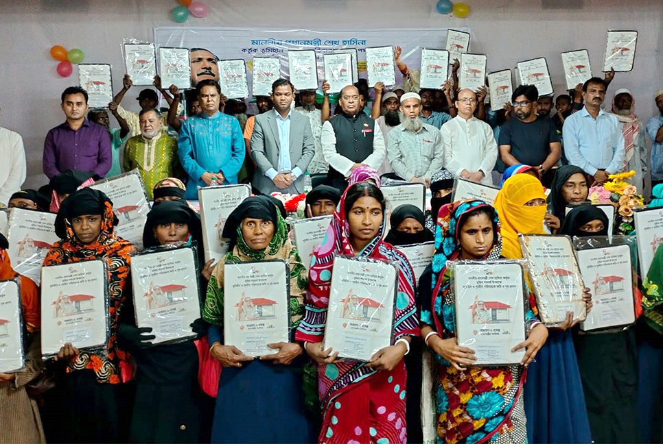 কলাপাড়ায় ঘর পেল ৭১ পরিবার