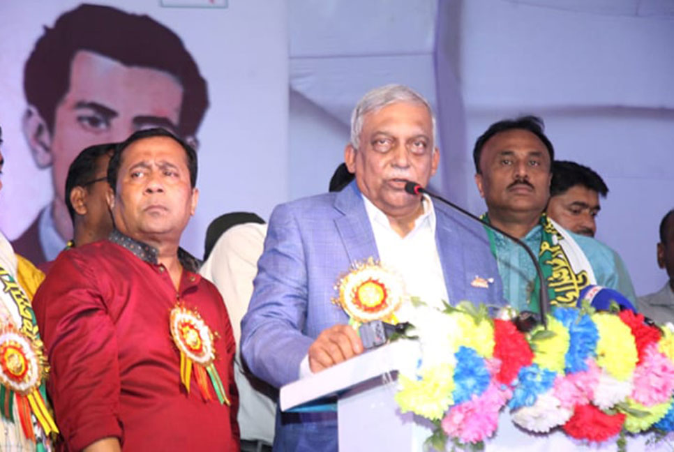 বিএনপি ষড়যন্ত্রের মাধ্যমে ক্ষমতায় যেতে চায় : স্বরাষ্ট্রমন্ত্রী


