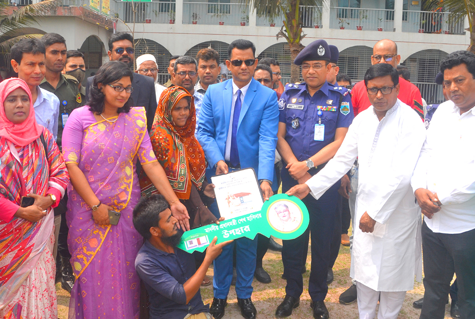 বগুড়ায় আনন্দে মেতেছে ভূমিহীন ও গৃহহীন পরিবার