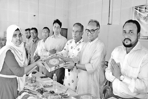 বসুন্ধরা ফাউন্ডেশনের উদ্যোগে কোরআন শরিফ বিতরণ