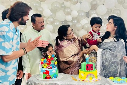 পরিবারের সঙ্গে ছেলের জন্মদিন পালন করলেন শাকিব-বুবলী