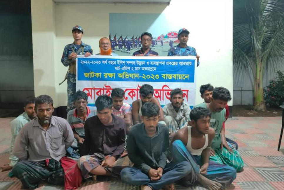 নিষেধাজ্ঞা অমান্য করায় ১১ জেলের কারাদণ্ড