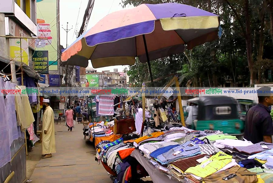 ফুটপাত দখলে সৌন্দর্য হারাচ্ছে রাঙামাটি শহর