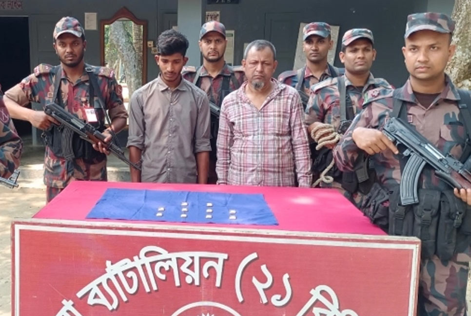 ২ পাচারকারীর জুতার মধ্যে মিলল কোটি টাকার স্বর্ণ