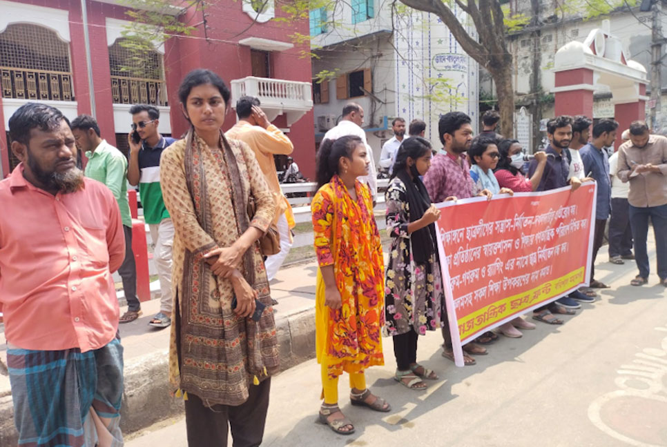শিক্ষাঙ্গনে সন্ত্রাস ও নির্যাতন প্রতিরোধসহ ৪ দফা
দাবিতে বরিশালে ছাত্রফ্রন্টের বিক্ষোভ