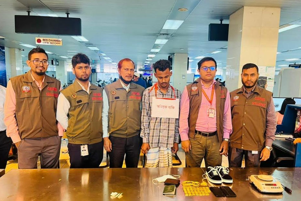 দুবাই ফেরত যাত্রীর কাছে মিলল ৩২টি স্বর্ণের বার