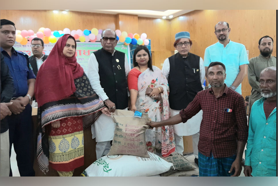 নাটোরের বড়াইগ্রামে বিনামূল্যে কৃষি প্রণোদনা পেলেন ৭১০০ কৃষক