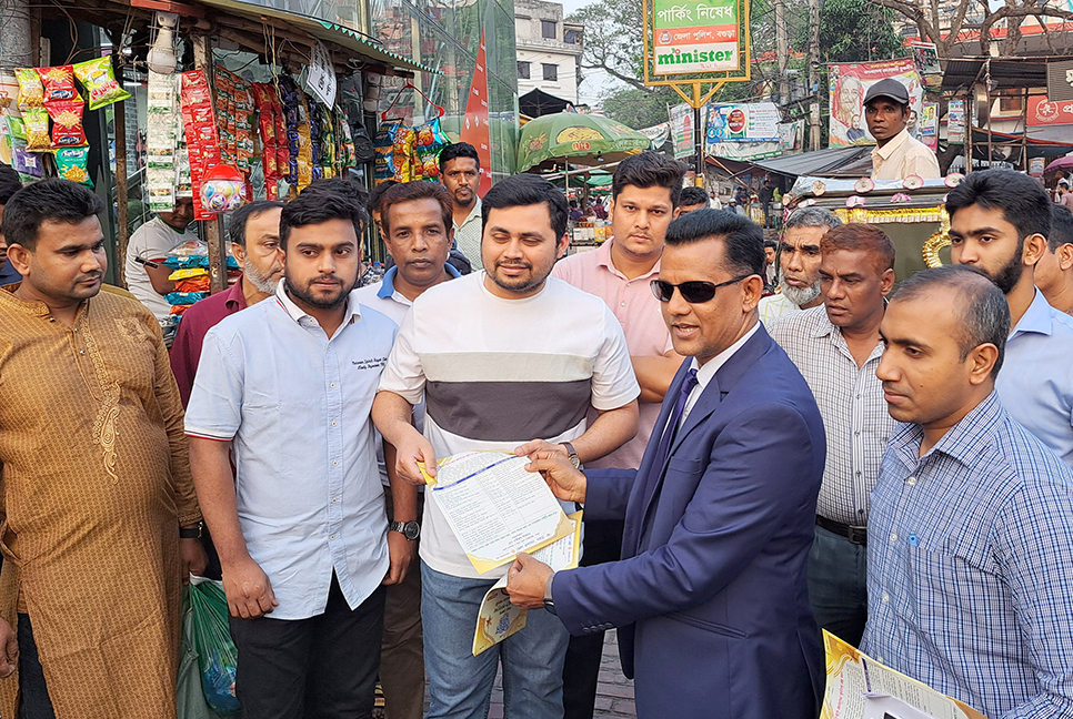 রমজানের পবিত্রতা রক্ষায় বগুড়ায় লিফলেট বিতরণ