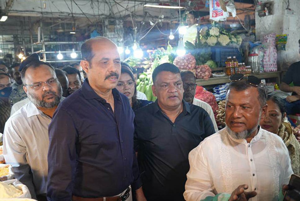 রমজানে বেশি দাম নিলে দোকান বন্ধের হুঁশিয়ারি মেয়র আতিকের

