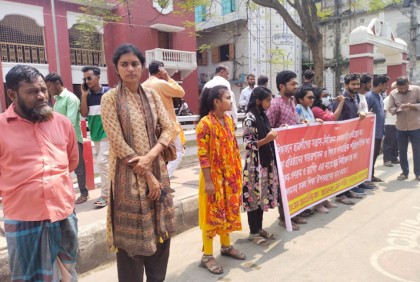 শিক্ষাঙ্গনে সন্ত্রাস ও নির্যাতন প্রতিরোধসহ ৪ দফা
দাবিতে বরিশালে ছাত্রফ্রন্টের বিক্ষোভ