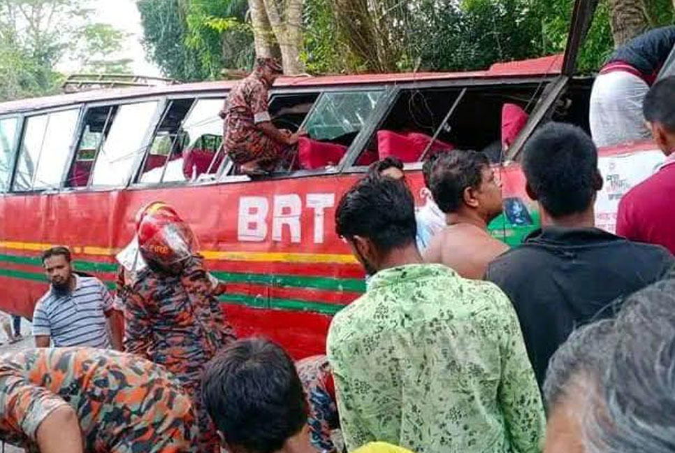 চালক-সুপারভাইজার বিতণ্ডার পর বৈদ্যুতিক খুঁটিতে বাসের ধাক্কা, নিহত ২