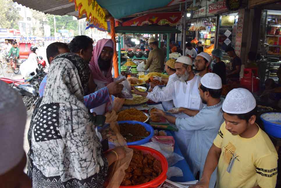 রংপুরে রোজাদারদের পছন্দ শাহী জিলাপি ও ছানার পোলাও