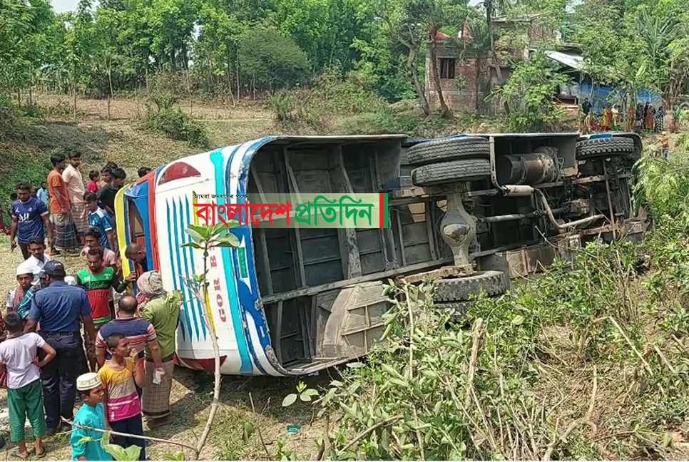 ঝিনাইদহে বাস খাদে পড়ে হেলপার নিহত, আহত ২০

