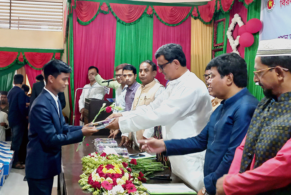 স্মার্ট বাংলাদেশ গড়ার দায়িত্ব নিয়ে প্রাথমিক শিক্ষকদের কাজ করতে হবে: নৌপরিবহন প্রতিমন্ত্রী