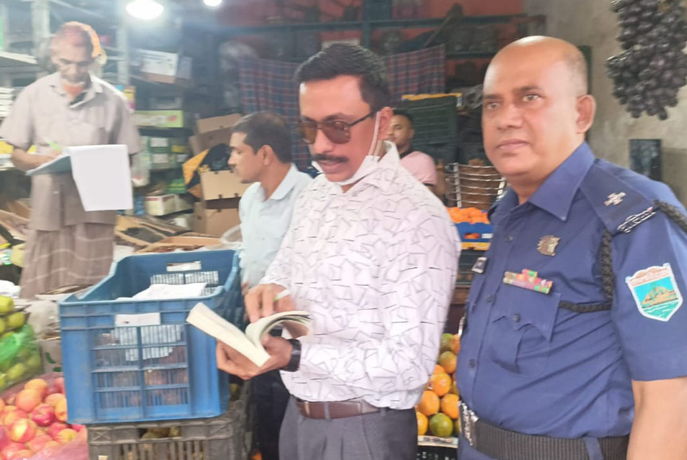 ভোক্তার জালে ফল বিক্রেতারা, ঠোঙার ওজনই ১০০-২৫০ গ্রাম!