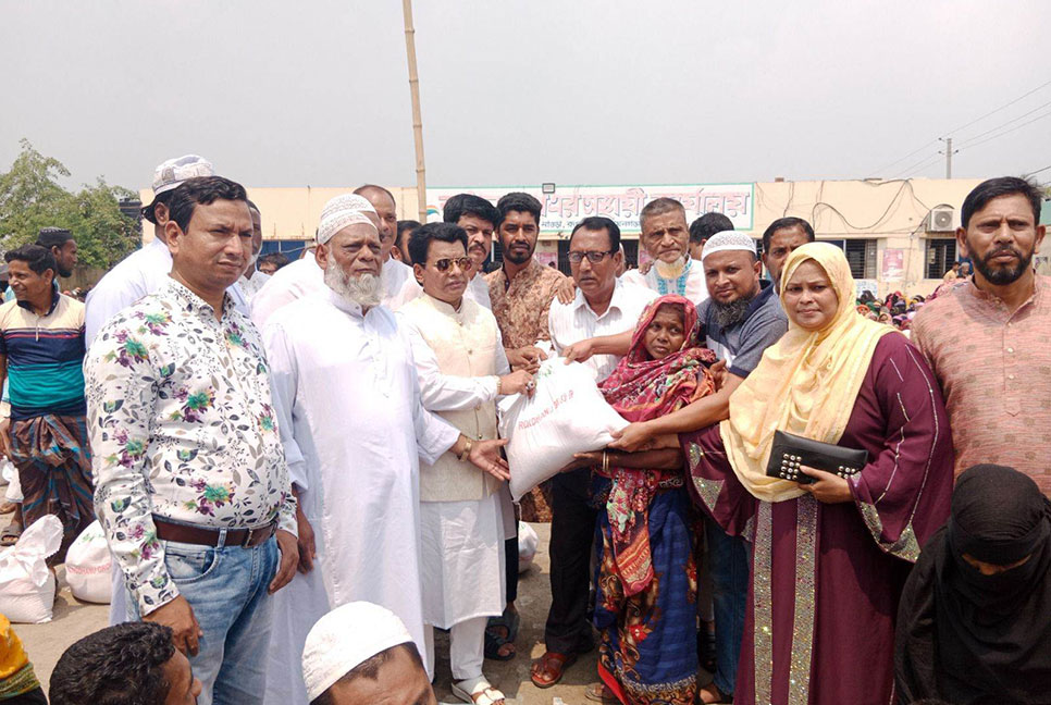 রূপগঞ্জে ৫ হাজার পরিবারকে খাদ্যসামগ্রী দিল বসুন্ধরা গ্রুপ