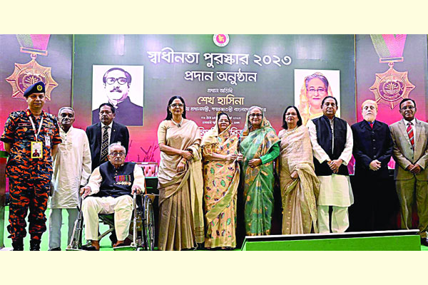 স্বাধীনতা পুরস্কার প্রদান