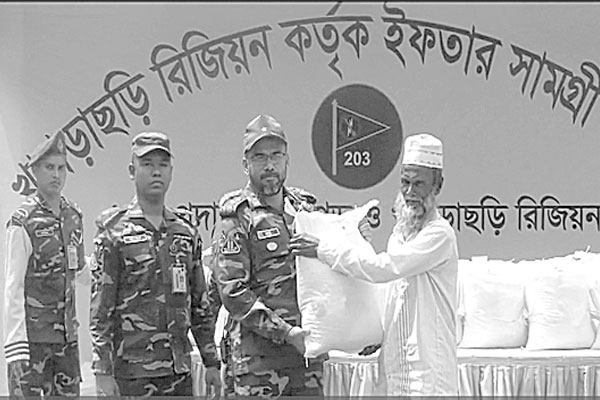 ৫০০ পরিবারকে ইফতার সামগ্রী দিল সেনাবাহিনী